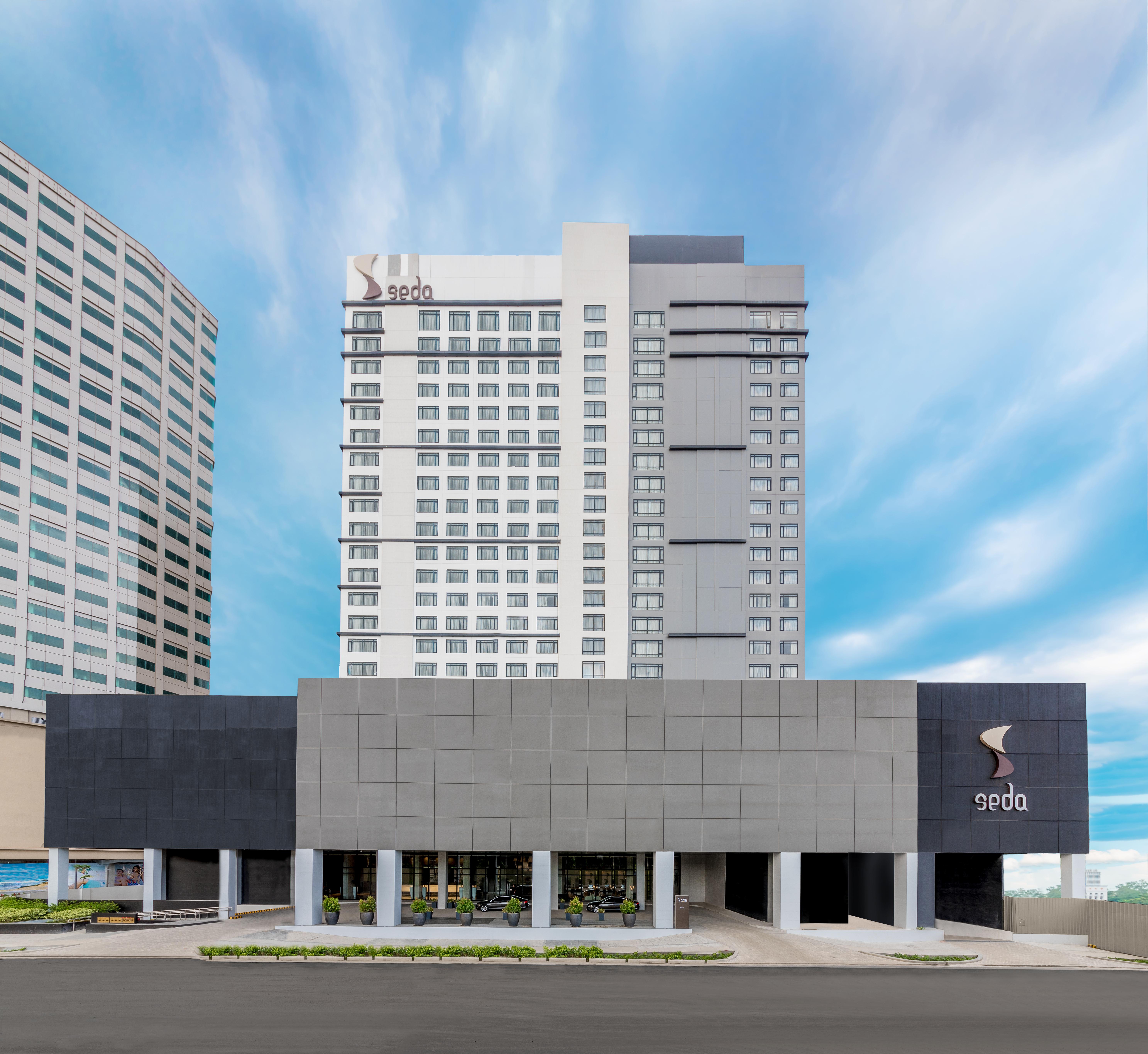 Seda Vertis North Quezon City Exterior photo The Seda Hotel in Iloilo City