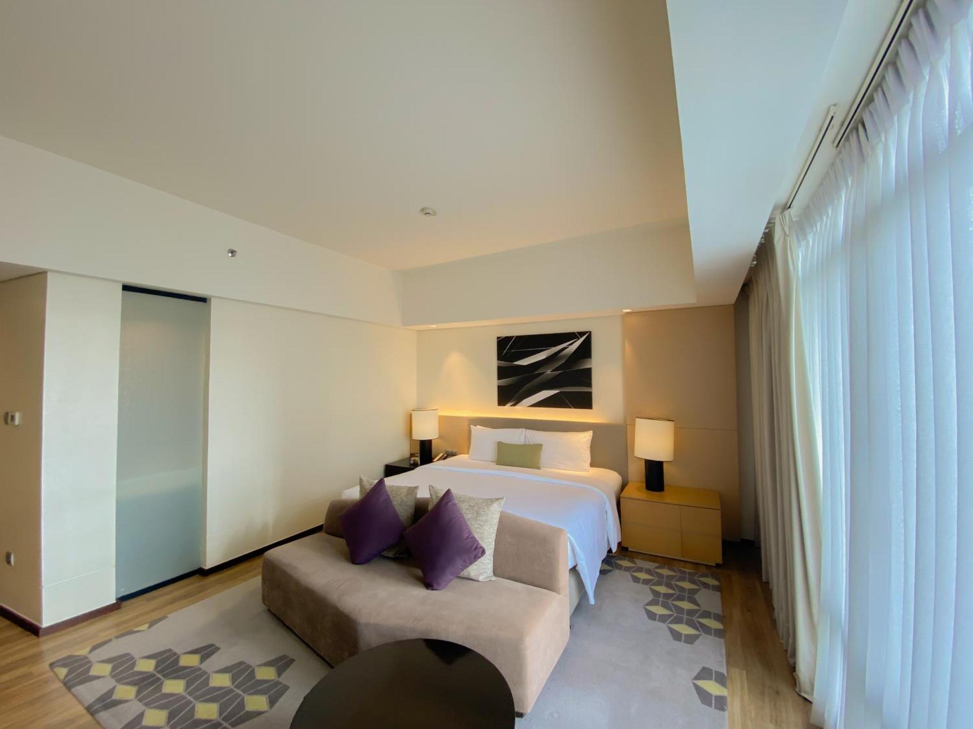 Seda Vertis North Quezon City Exterior photo Deluxe Suite bedroom